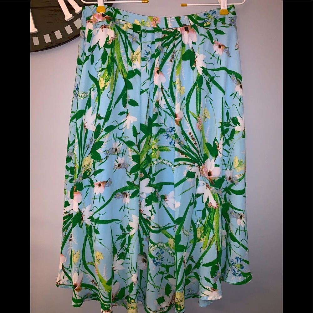 Bobeau blue flowered pleated skirt size medium